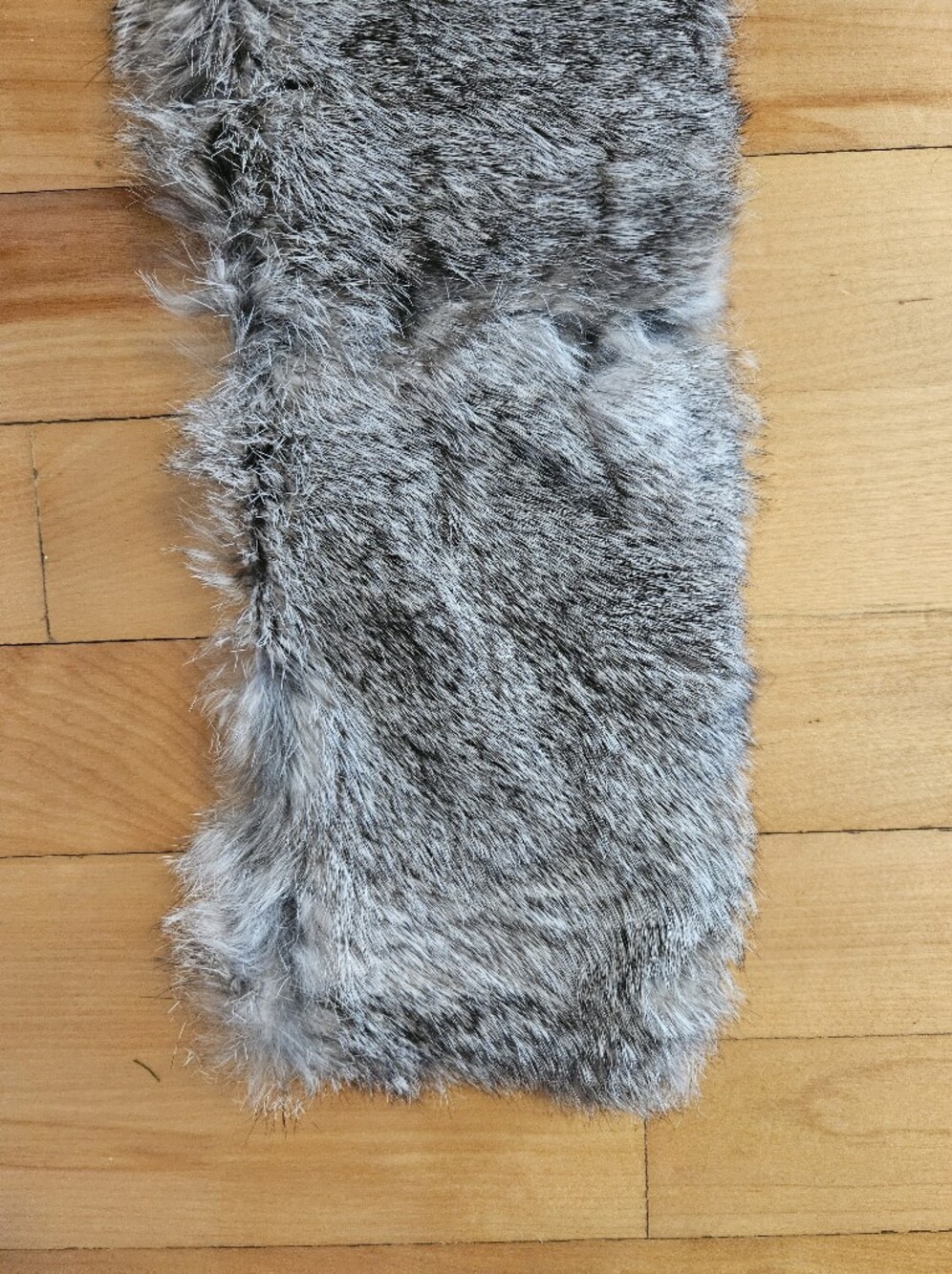 Exquisitely Soft Silver-Grey Real Fur Scarf Approx 38" Long x 5.5" Wide - Picture 8 of 16